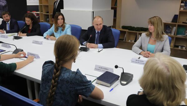 Президент РФ Владимир Путин во время встречи с представителями социально ориентированных НКО