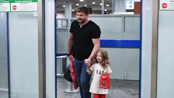Житель Саратовской области Сергей Уханов с дочерью Лизой в аэропорту Москвы. 26 июля 2017