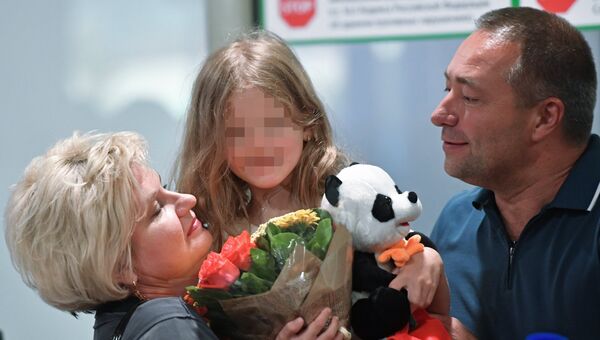 Бывший свекр Светланы Ухановой Валерий Уханов с внучкой Лизой в аэропорту Москвы. 26 июля 2017