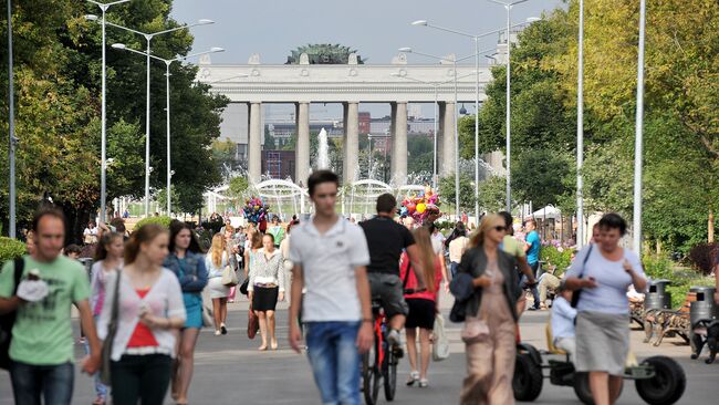 Главный вход Парка Культуры и Отдыха имени Горького. Архивное фото