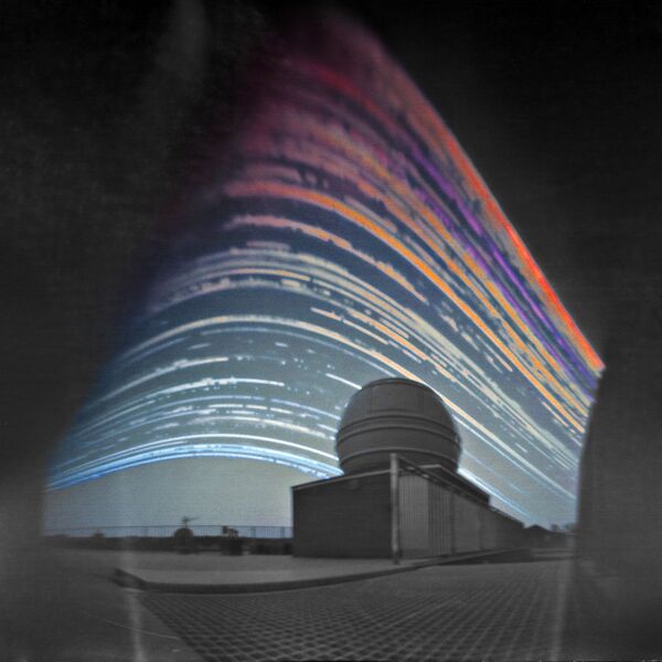 Работа фотографа Maciej Zapior Solar Trails above the Telescope, вошедшая в шорт-лист Insight Astronomy Photographer of the Year 2017