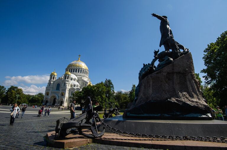 Памятник Адмиралу Макарову возле Морского Никольского собора в Кронштадте