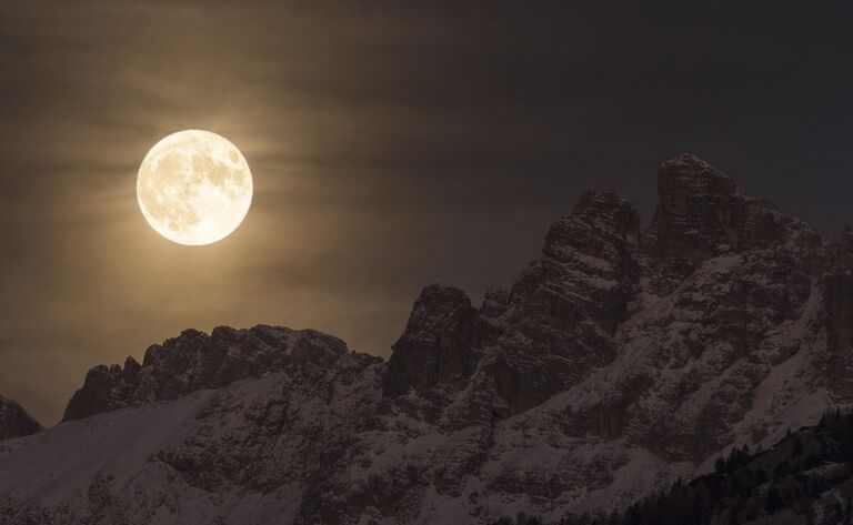 Работа фотографа Giorgia Hofer Super Moon, вошедшая в шорт-лист Insight Astronomy Photographer of the Year 2017