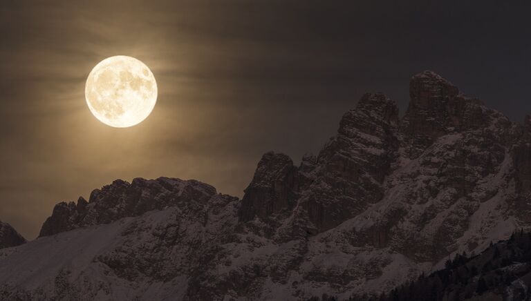 Работа фотографа Giorgia Hofer Super Moon, вошедшая в шорт-лист Insight Astronomy Photographer of the Year 2017