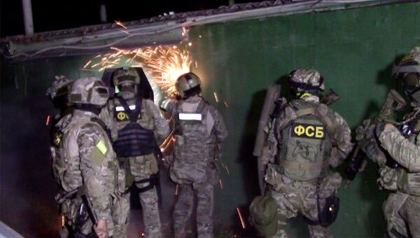 Сотрудники ФСБ во время операции по пресечению незаконного оборота оружия. Архивное фото
