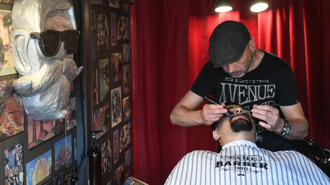 Передвижной барбершоп Boy Cut Barber Truck в Москве.