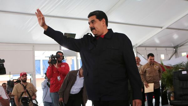 Президент Венесуэлы Николас Мадуро приветствует своих сторонников в Каракасе. 27 июля 2017