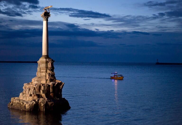 Памятник затопленным кораблям в Севастополе Памятник затопленным кораблям в Севастополе