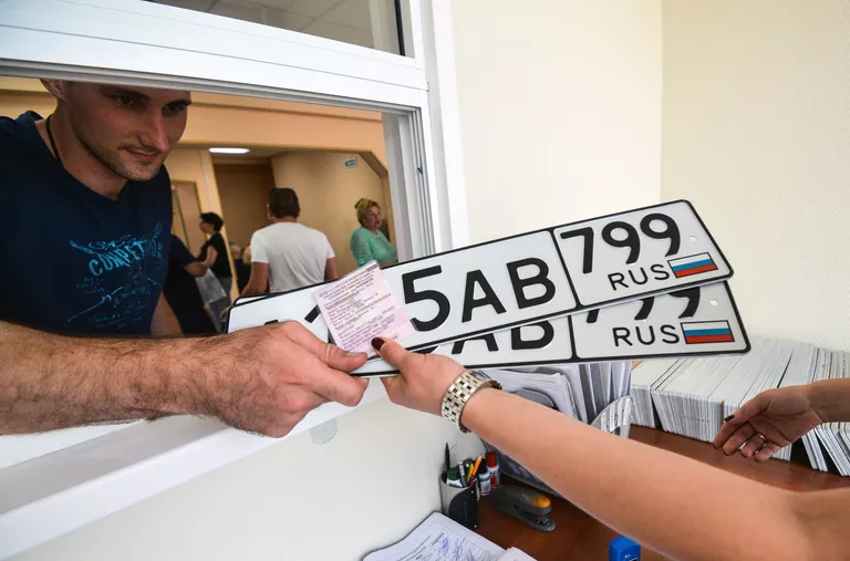 Выдача автовладельцу номерных знаков с новым кодом региона 799 в ГИБДД по Москве. 27 июля 2017 Выдача автовладельцу номерных знаков с новым кодом региона 799 в ГИБДД по Москве. 27 июля 2017
