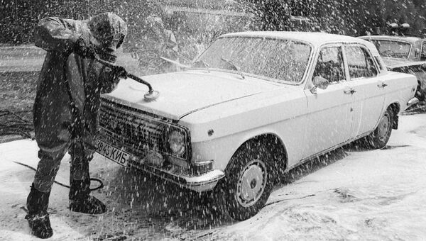 Дезактивация автомобиля в зоне Чернобыльской катастрофы. Апрель 1986
