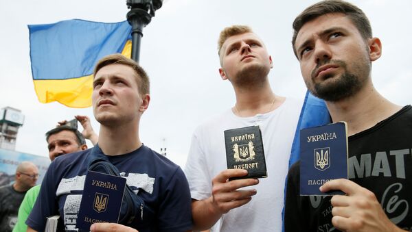 Активисты с украинским паспортами на акции в поодержку Михаила Саакашвили на Площади независимости в Киеве. 27 июля 2017