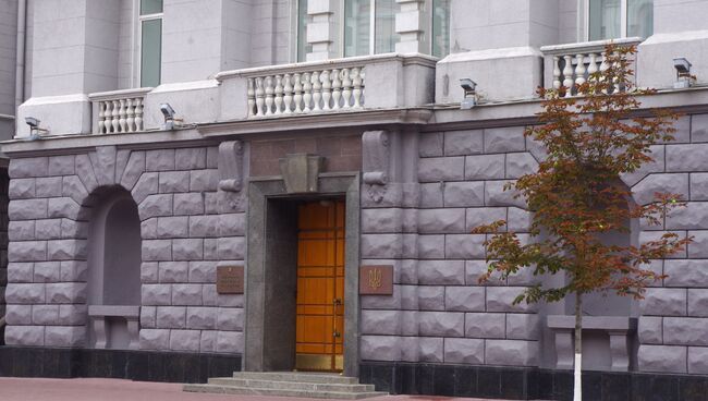 Вход в здание Службы безопасности Украины в Киеве. Архивное фото