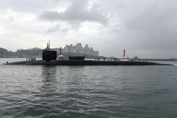 Подводная лодка ВМФ США USS Michigan класса Ohio прибывает в Пусан, Южная Корея Подводная лодка ВМФ США USS Michigan класса Ohio прибывает в Пусан, Южная Корея