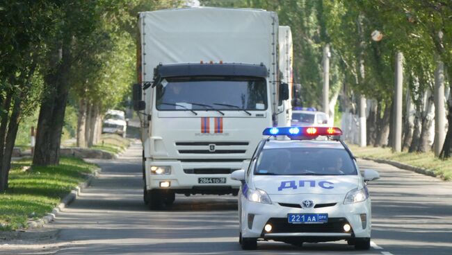 Автомобили гуманитарного конвоя МЧС Российской Федерации в Донецке. Архивное фото