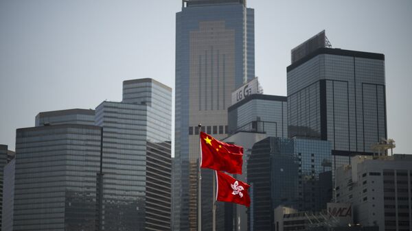 Государственные флаги КНР и Гонконга. Архивное фото