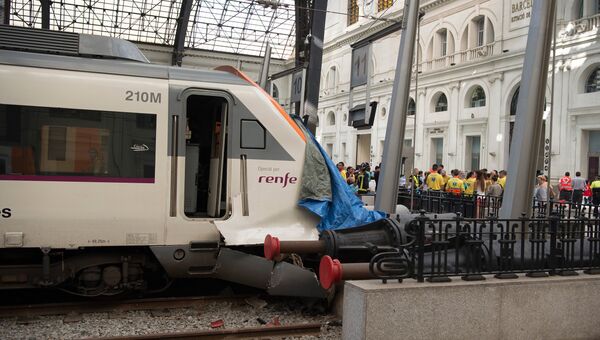 Поврежденный поезд на железнодорожной станции Французский Вокзал в Барселоне. 28 июля 2017
