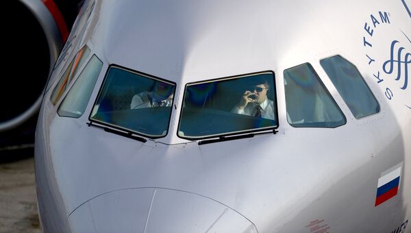 Пилоты в кабине самолета на стоянке в аэропорту. Архивное фото
