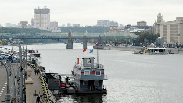 Поисково-спасательная станция в Парке Горького на фоне Андреевского моста