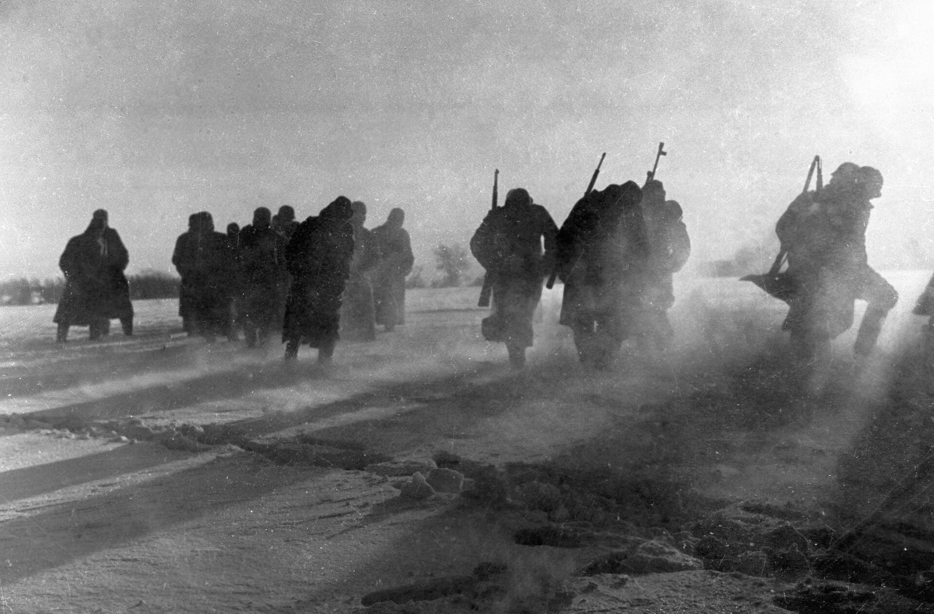 Солдаты разбитой гитлеровской воинской части, окруженные под Москвой, сдаются в плен. 1941 год  - РИА Новости, 1920, 03.12.2021