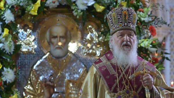 Патриарх Кирилл у ковчега с мощами святителя Николая Чудотворца. Архивное фото