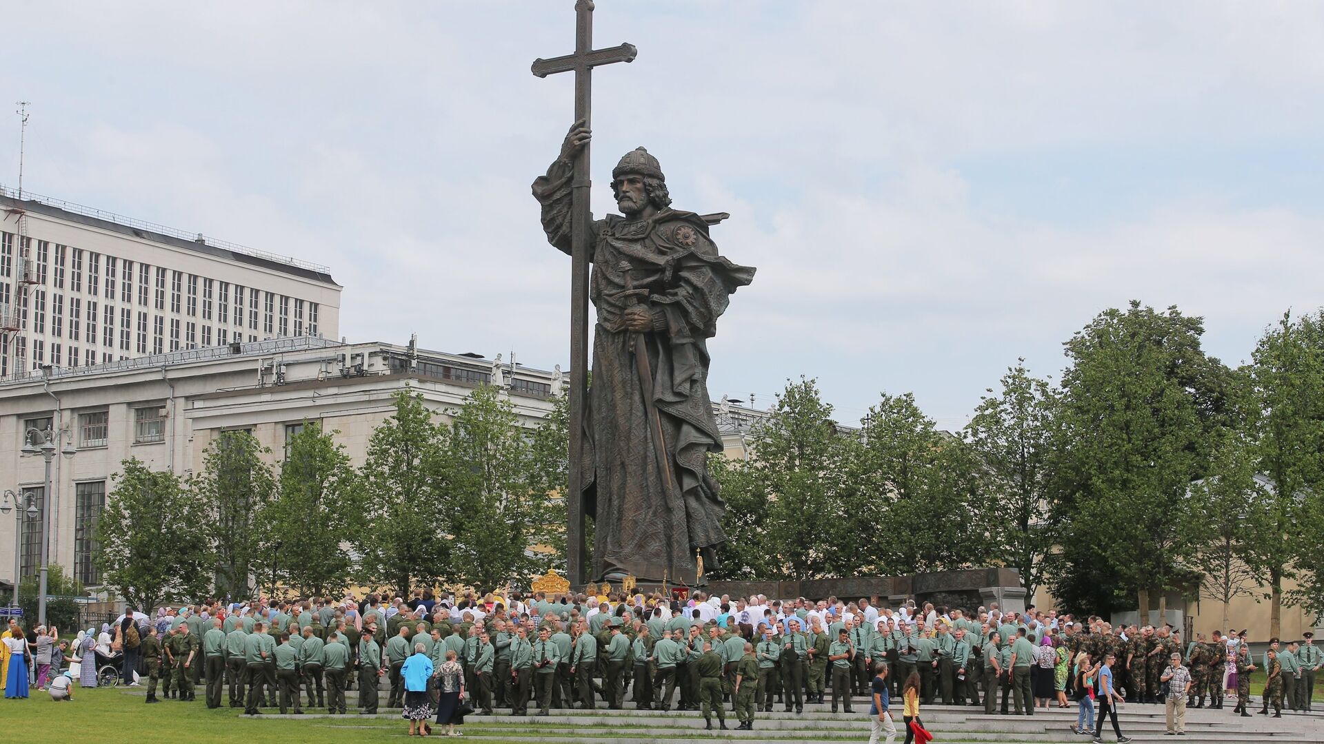 Участники крестного хода в Москве к памятнику князя Владимира в День крещения Руси. 28 июля 2017 - РИА Новости, 1920, 26.07.2021