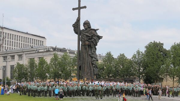 Участники крестного хода в Москве к памятнику князя Владимира в День крещения Руси. 28 июля 2017