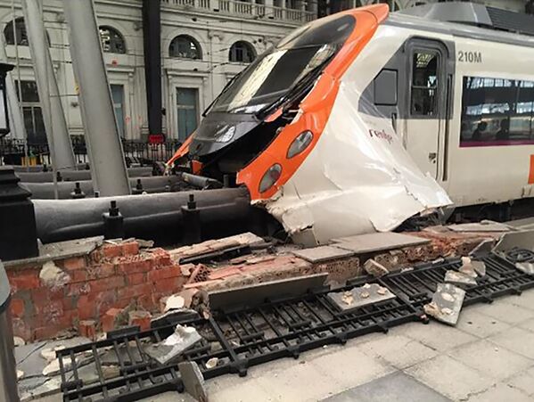 Поврежденный в результате аварии поезд на железнодорожной станции Французский Вокзал в Барселоне