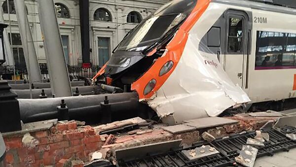 Поврежденный в результате аварии поезд на железнодорожной станции Французский Вокзал в Барселоне