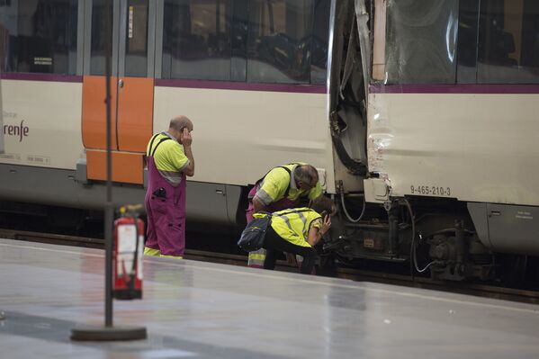 Сотрудники железной дороги на месте аварии на железнодорожной станции Французский Вокзал в Барселоне