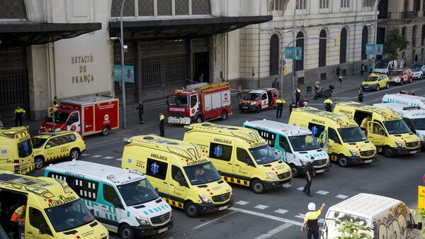 Автомобили экстренных служб на месте аварии на железнодорожной станции Французский Вокзал в Барселоне