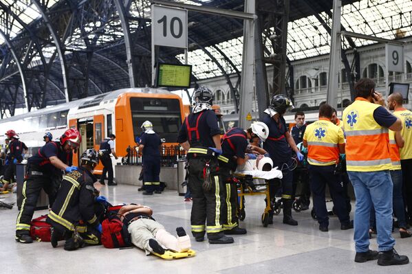 Пострадавшие в результате ЧП с поездом на железнодорожной станции Французский Вокзал в Барселоне