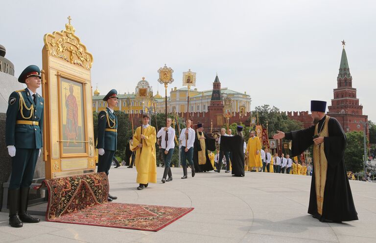 Крестный ход в Москве к памятнику князя Владимира в День крещения Руси