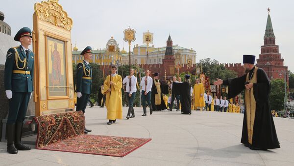 Крестный ход в Москве к памятнику князя Владимира в День крещения Руси
