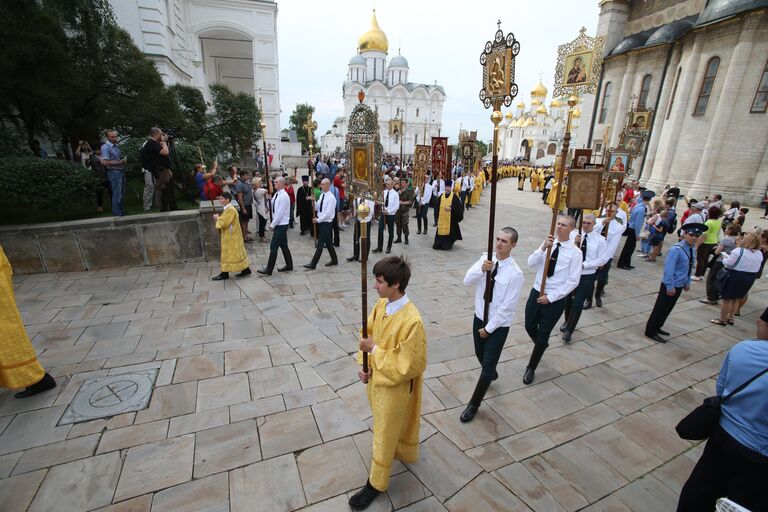 Крестный ход в Москве к памятнику князя Владимира в День крещения Руси