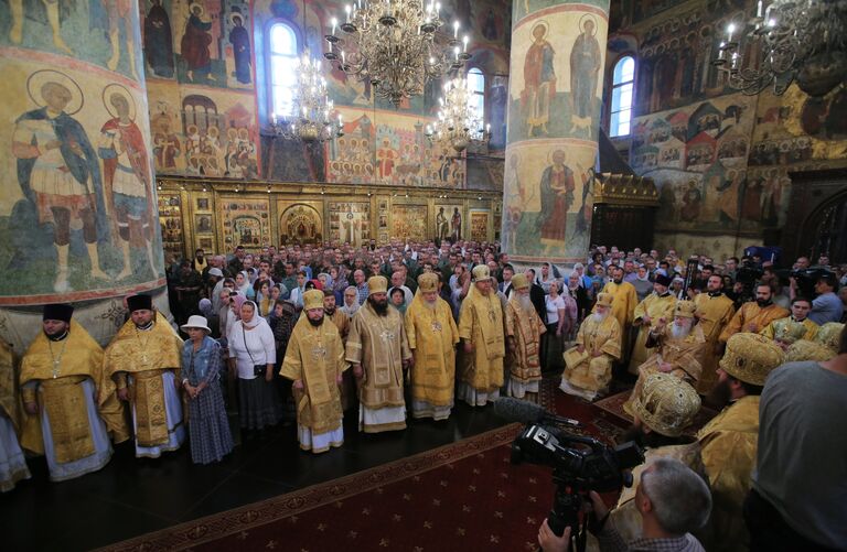 Богослужение в Успенском соборе Московского Кремля в День крещения Руси