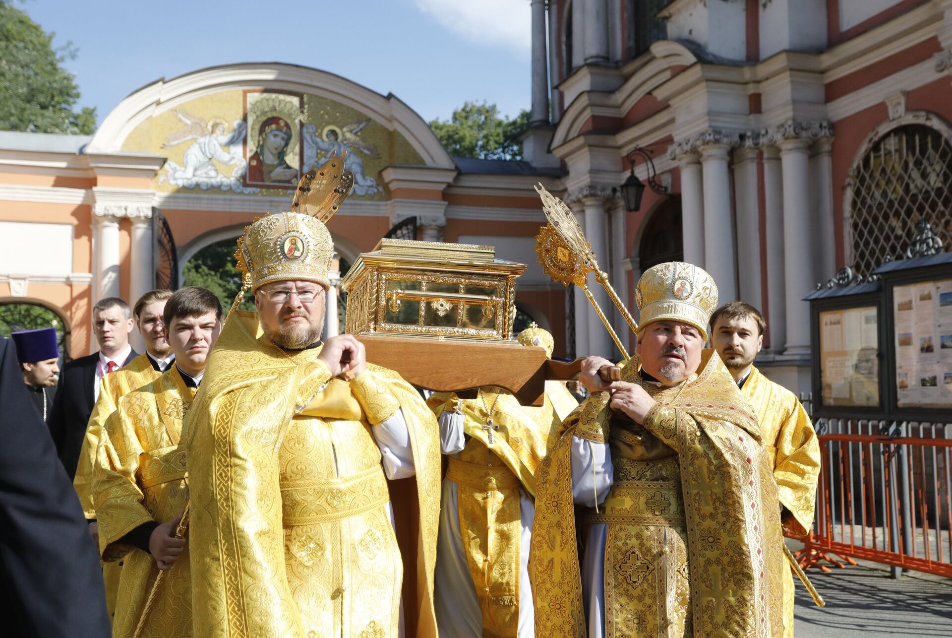 Ковчег с мощами святителя Николая Чудотворца в Петербурге - РИА Новости, 1920, 20.05.2024