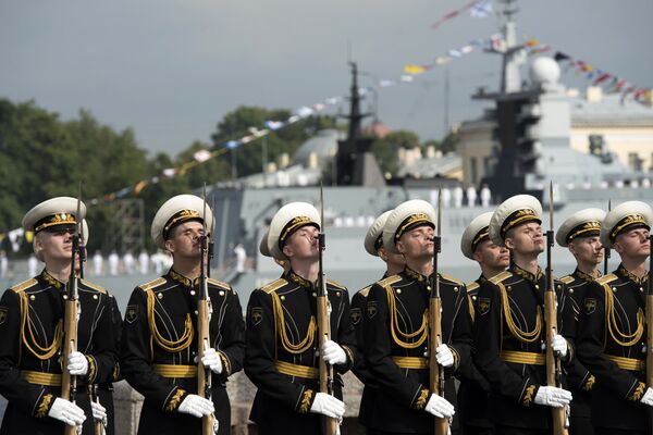 Моряки Балтийского флота во время генеральной репетиции парада, посвященного Дню Военно-Морского Флота. 28 июля 2017