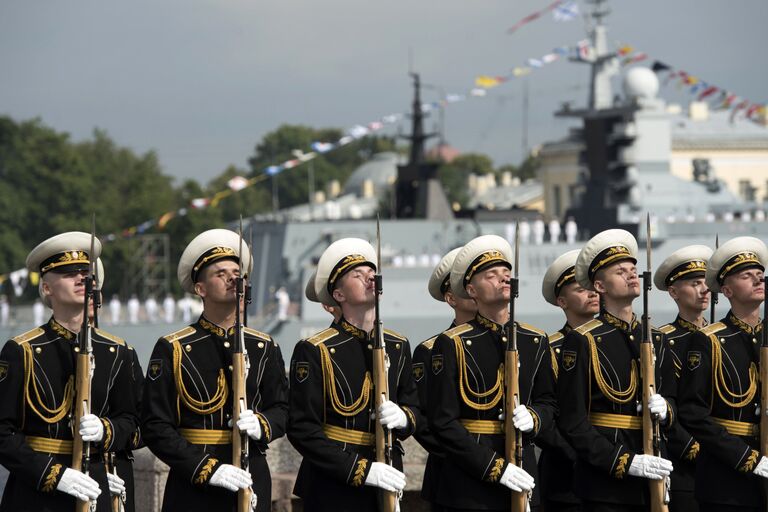 Моряки Балтийского флота во время генеральной репетиции парада, посвященного Дню Военно-Морского Флота. 28 июля 2017 Моряки Балтийского флота во время генеральной репетиции парада, посвященного Дню Военно-Морского Флота. 28 июля 2017