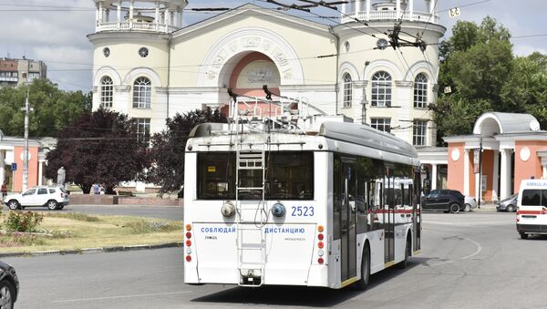 Троллейбус на улице Симферополя во время отключения электроэнергии