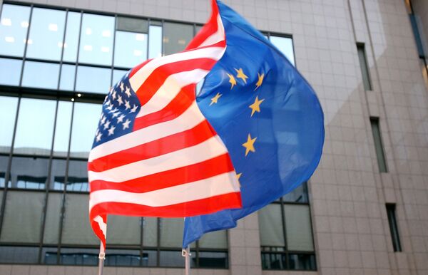 Флаги ЕС и США на здании Европейского парламента в Брюсселе Флаги ЕС и США на здании Европейского парламента в Брюсселе