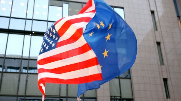 Флаги ЕС и США на здании Европейского парламента в Брюсселе 