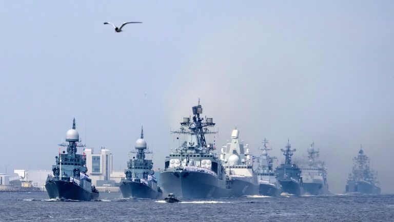 Корабли ВМФ во время генеральной репетиции военно-морского парада в Кронштадте. 28 июля 2017