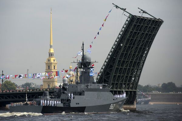 Малый ракетный корабль (МРК) Серпухов во время генеральной репетиции парада, посвященного Дню Военно-Морского Флота (ВМФ), в Санкт-Петербурге