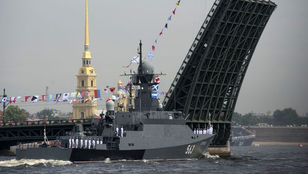 Малый ракетный корабль (МРК) Серпухов во время генеральной репетиции парада, посвященного Дню Военно-Морского Флота (ВМФ), в Санкт-Петербурге