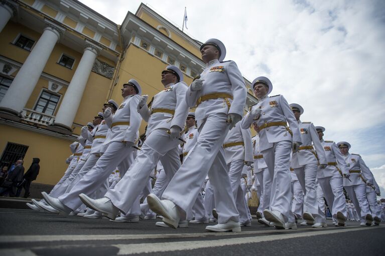 Моряки Балтийского флота во время генеральной репетиции парада, посвященного Дню Военно-Морского Флота (ВМФ), в Санкт-Петербурге