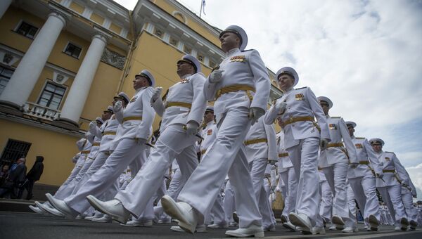 Моряки Балтийского флота во время генеральной репетиции парада, посвященного Дню Военно-Морского Флота (ВМФ), в Санкт-Петербурге