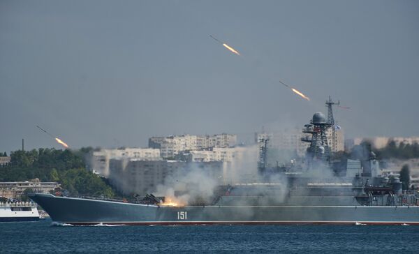 Большой десантный корабль Азов во время генеральной репетиции парада кораблей ко Дню ВМФ в Севастополе