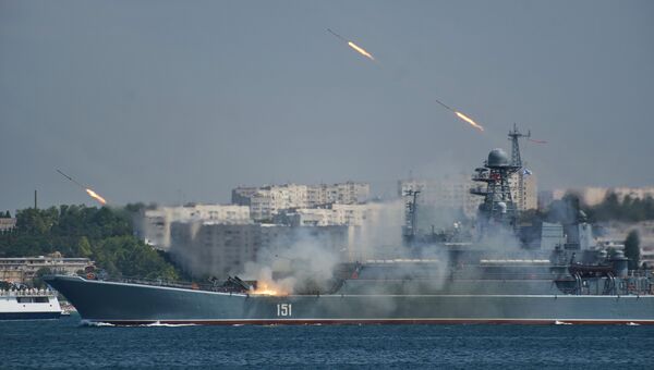 Большой десантный корабль Азов во время генеральной репетиции парада кораблей ко Дню ВМФ в Севастополе