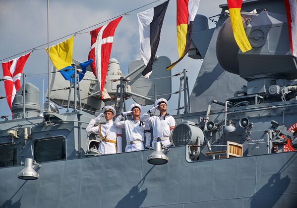 Военнослужащие ВМФ РФ на корабле Черноморского флота во время генеральной репетиции парада кораблей ко Дню ВМФ в Севастополе