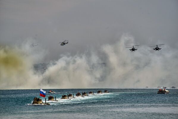 БТР 82А форсируют водную преграду и вертолеты Ка-52 Аллигатор во время генеральной репетиции парада кораблей ко Дню ВМФ в Севастополе